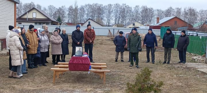 Бүген Сабада махсус хәрби операциядә һәлак булган райондашыбыз Ленар Юнысовны соңгы юлга озаттылар