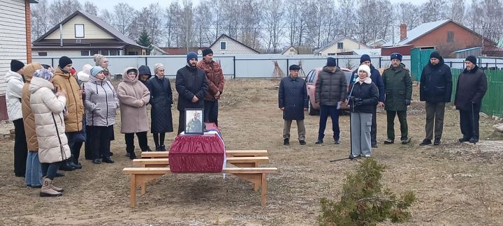 Бүген Сабада махсус хәрби операциядә һәлак булган райондашыбыз Ленар Юнысовны соңгы юлга озаттылар