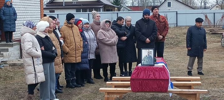 Бүген Сабада махсус хәрби операциядә һәлак булган райондашыбыз Ленар Юнысовны соңгы юлга озаттылар