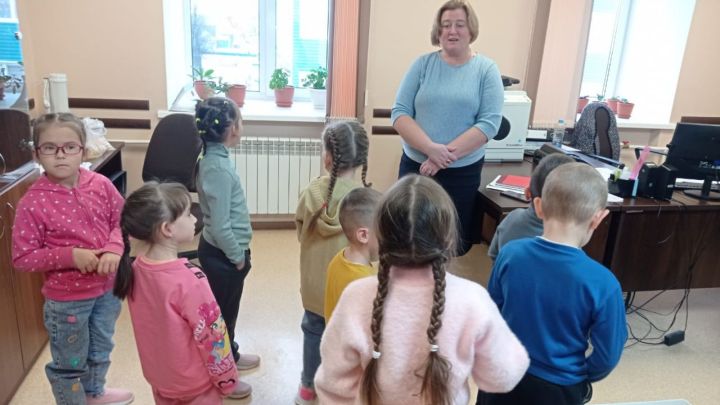 Балалар бакчаларында тәрбияләнүчеләр һөнәрләр шәһәренең яңа станцияләре белән танышалар