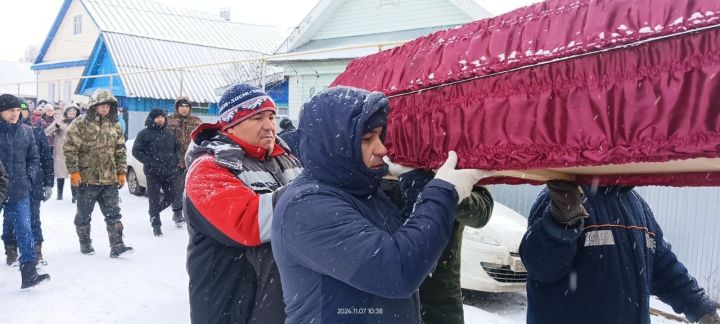 Килдебәктә махсус хәрби операция барышында һәлак булган Айдар Фәләхиев белән хушлаштылар