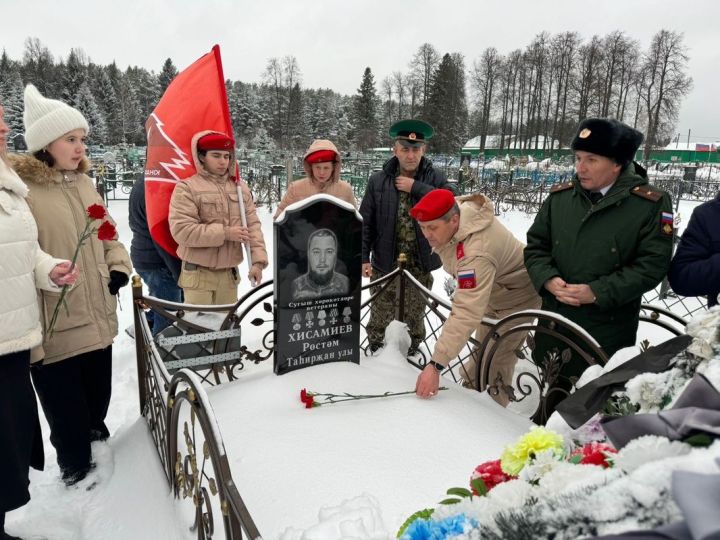 Шәмәрдәннең  “Үсеш”  лицеенда  Чечняда барган  сугыш хәрәкәтләрендә һәлак   булган солдатларны искә алу кичәсе узды