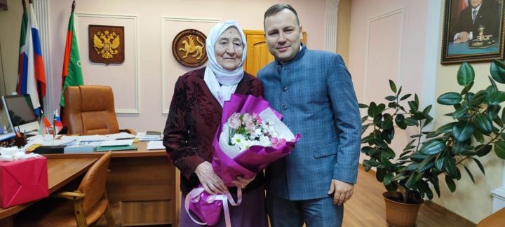 Геройлар көне уңаеннан Социалистик Хезмәт Герое Гөлбикә апа Кәримованы котладылар