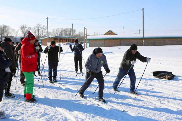 “Игенче” ҖЧҖ хезмәткәрләре һәм чакырылган кунаклар чаңгыга басты