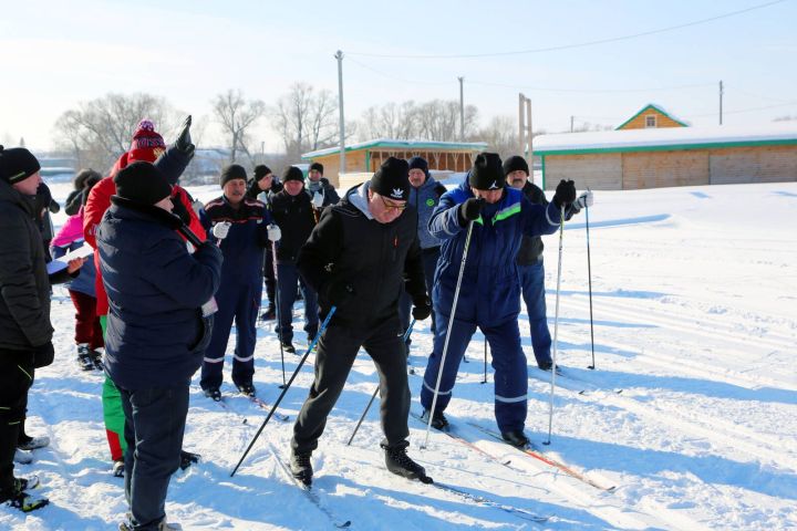 “Игенче” ҖЧҖ хезмәткәрләре һәм чакырылган кунаклар чаңгыга басты