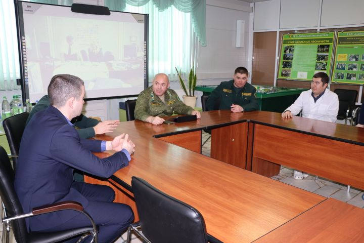 Урман хуҗалыгы  министры  урынбасары Рәис  Гомәров Лесхозда журналистлар  өчен пресс-тур  үткәрде