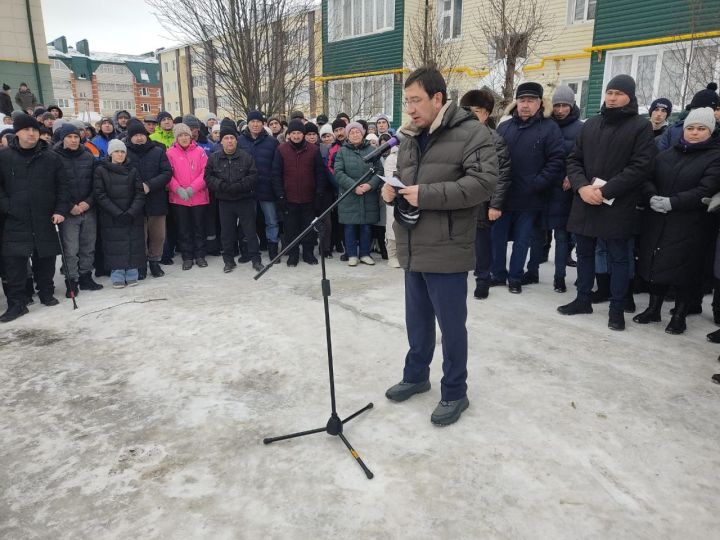 Бүген райондашыбыз, махсус хәрби операциядә һәлак булган Шәмәрдән егете Рөстәм Хисамиевны соңгы юлга озаттылар