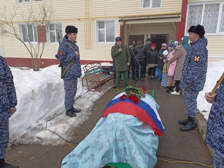 Бүген махсус хәрби операциядә вафат булган райондашыбыз шәмәрдәнле Илнур Баһаповны соңгы юлга озаттылар