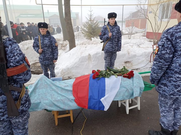 Бүген махсус хәрби операциядә вафат булган райондашыбыз шәмәрдәнле Илнур Баһаповны соңгы юлга озаттылар