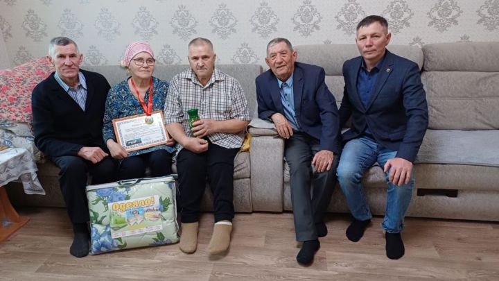 Олы Кибәче авыл җирлегенең инвалидлар оешмасы җитәкчесен юбилеее белән котладылар