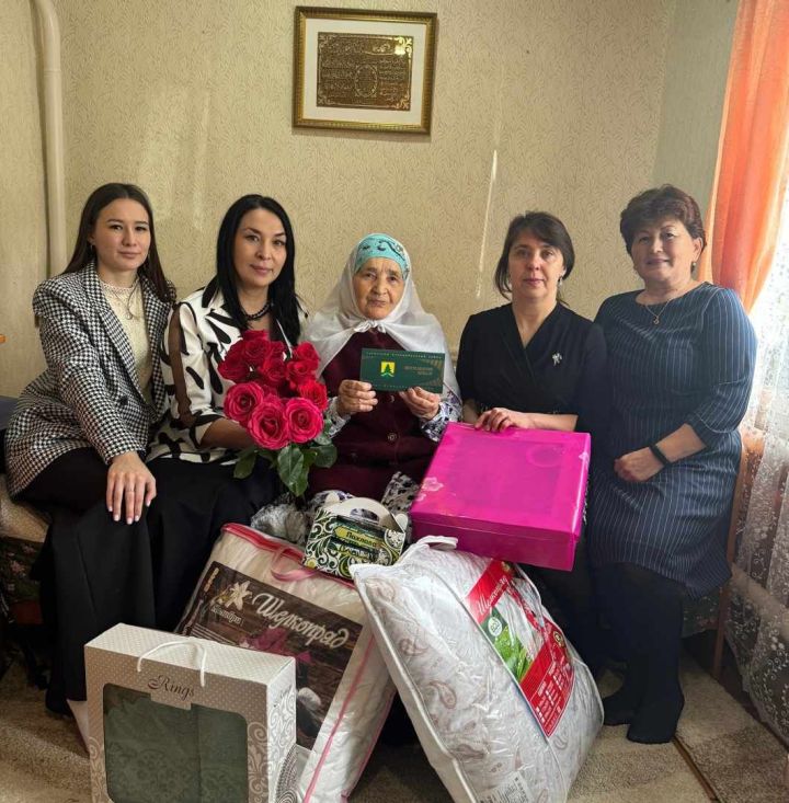 Байлар Сабасында яшәүче Әминә апа Сафинаны 90 яшьлек юбилее белән тәбрикләделәр