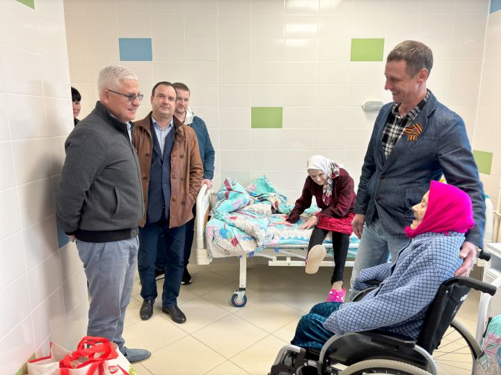 ТР Дәүләт Советы депутаты Марат Галиев Лесхоз картлар һәм инвалидлар йортында өлкәннәрнең хәлен белде