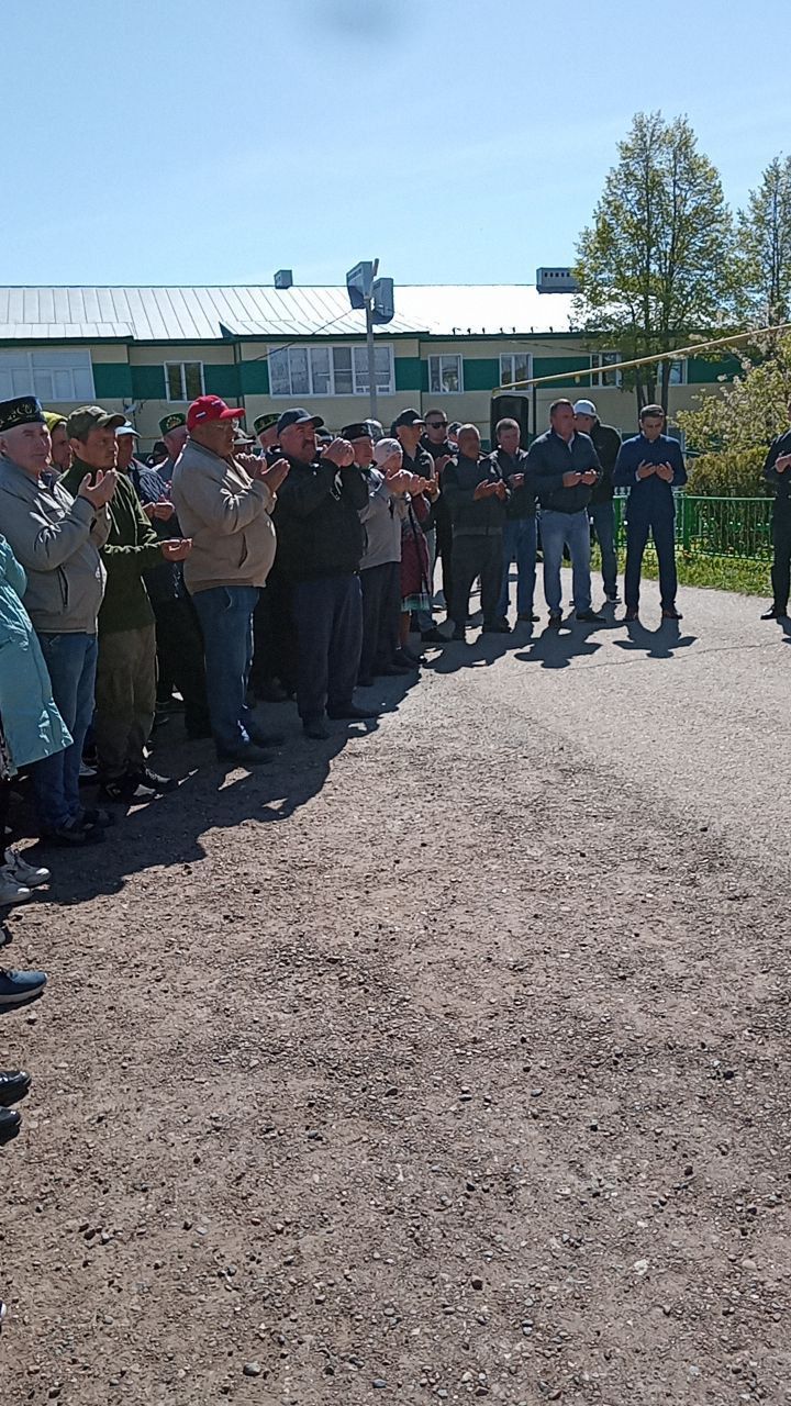 Бүген райондашыбыз-  махсус хәрби операция зонасында вафат булган Илнур Галимов белән хушлаштылар