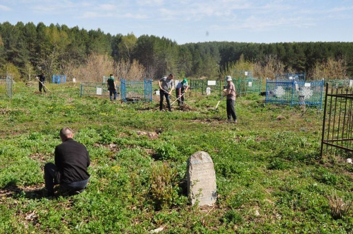 Сабада 4 май, шимбә көнне  иске зират биләмәсендә  үсентеләр һәм куаклар кисү буенча өмә үткәрелә