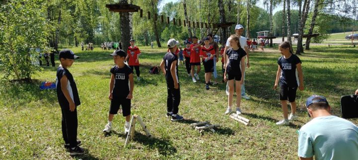 Саба укучылары үзләрен туристлык һәм спорт осталыгында сынап карадылар