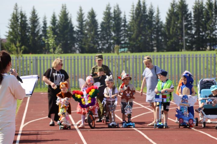 Сабада самокат һәм велосипедлар парады узды