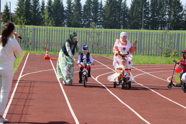 Сабада самокат һәм велосипедлар парады узды