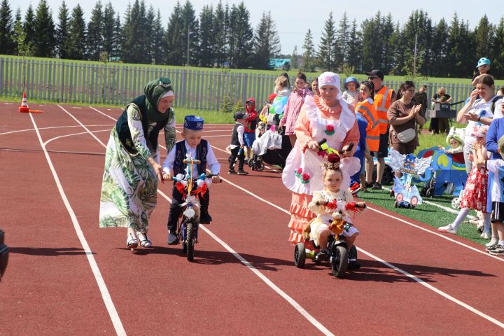 Сабада самокат һәм велосипедлар парады узды