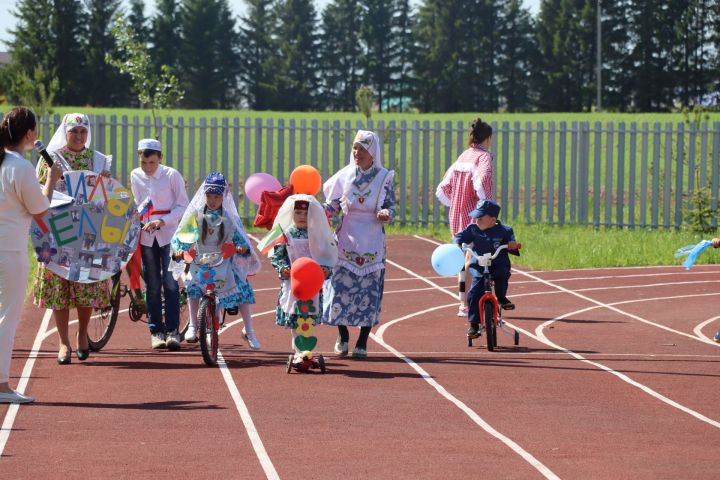 Сабада самокат һәм велосипедлар парады узды