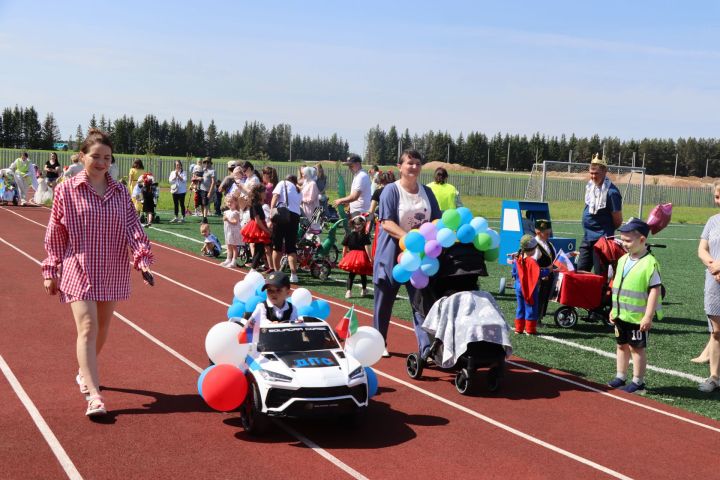 Сабада самокат һәм велосипедлар парады узды