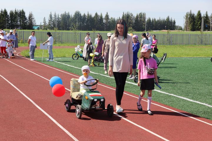 Сабада самокат һәм велосипедлар парады узды