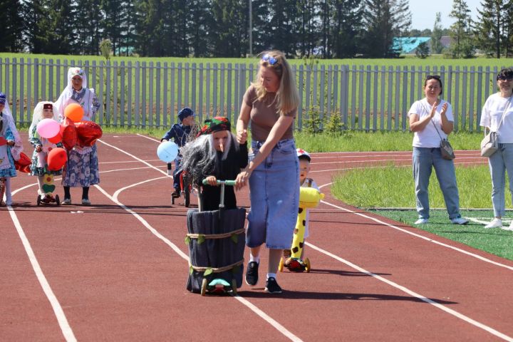 Сабада самокат һәм велосипедлар парады узды