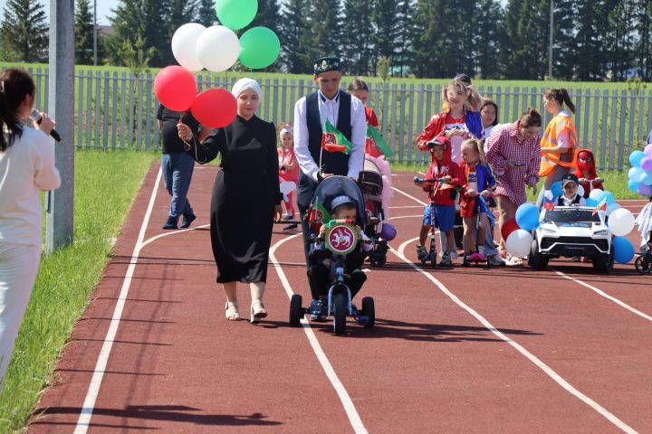 Сабада самокат һәм велосипедлар парады узды