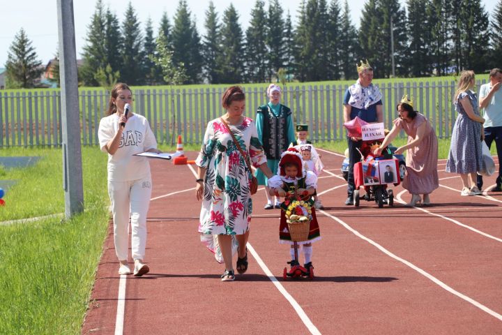 Сабада самокат һәм велосипедлар парады узды