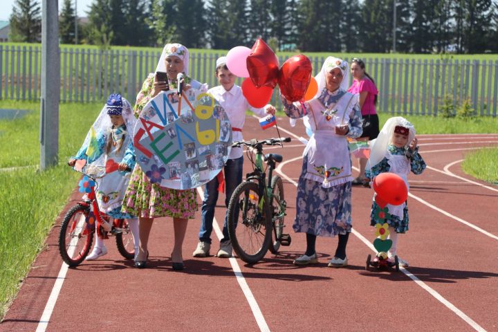 Сабада самокат һәм велосипедлар парады узды