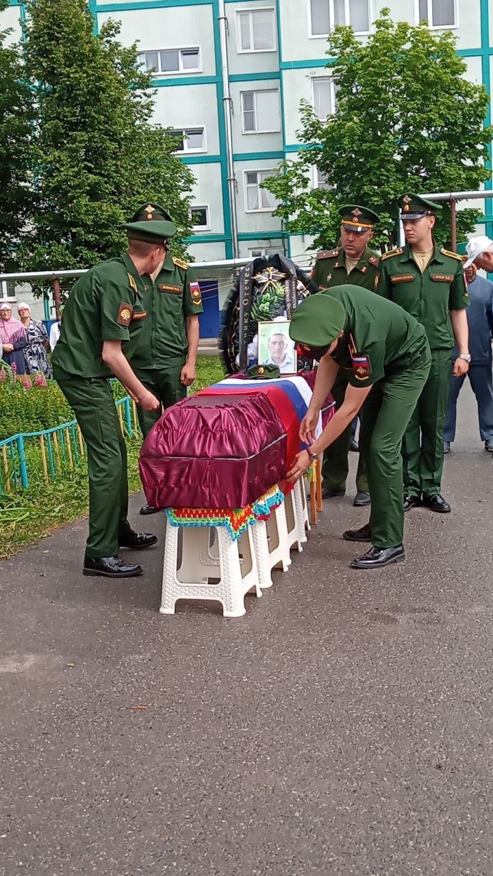 Бүген махсус хәрби операциядә вафат булган  райондашыбыз Байлар Сабасыннан Радик Мөнир улы Мусинны соңгы юлга озаттылар