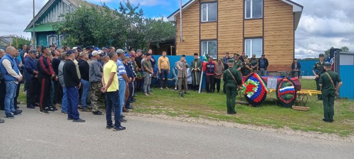 Махсус хәрби операциядә һәлак булган райондашыбыз Данис Галиуллинны соңгы юлга озаттылар