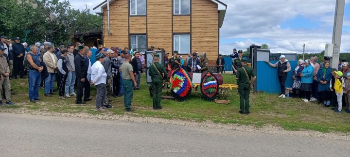 Махсус хәрби операциядә һәлак булган райондашыбыз Данис Галиуллинны соңгы юлга озаттылар