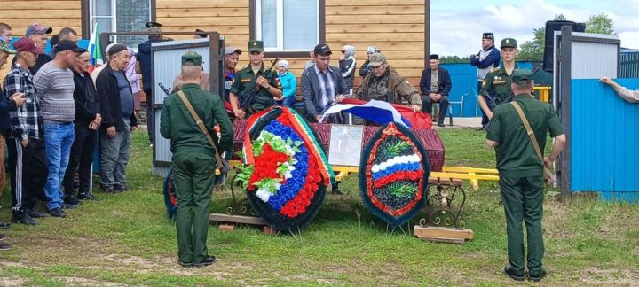 Махсус хәрби операциядә һәлак булган райондашыбыз Данис Галиуллинны соңгы юлга озаттылар