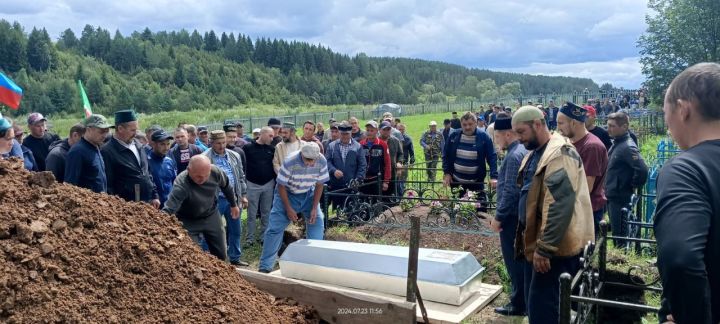 Махсус хәрби операциядә һәлак булган райондашыбыз Данис Галиуллинны соңгы юлга озаттылар