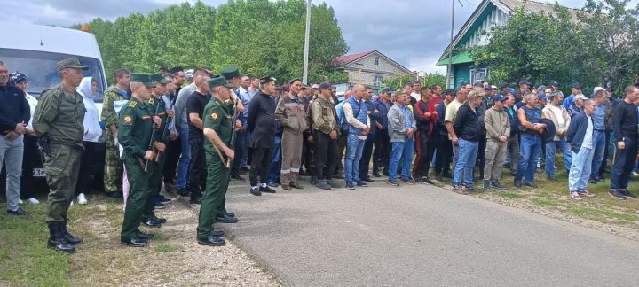 Махсус хәрби операциядә һәлак булган райондашыбыз Данис Галиуллинны соңгы юлга озаттылар