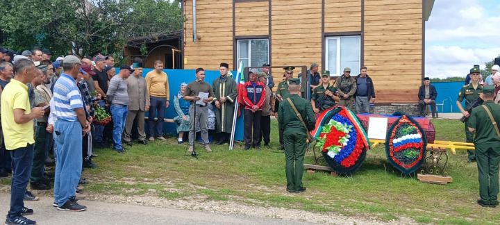 Махсус хәрби операциядә һәлак булган райондашыбыз Данис Галиуллинны соңгы юлга озаттылар