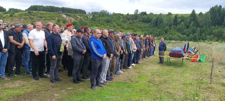 Махсус хәрби операциядә һәлак булган райондашыбыз Данис Галиуллинны соңгы юлга озаттылар