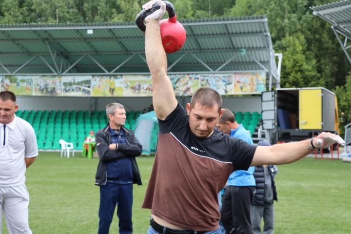 Хезмәттә алар гел  алдынгы,  бәйгеләрдә алкышлы