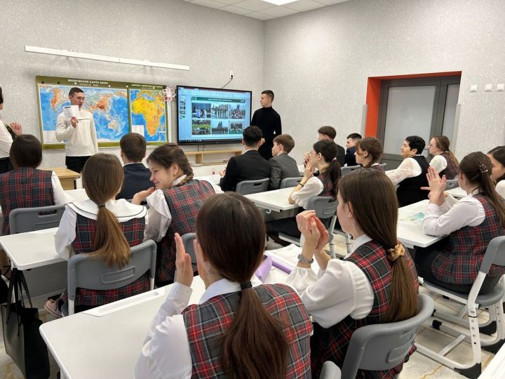 Эльмир белән Нурсил  хәрби университет белән таныштыра