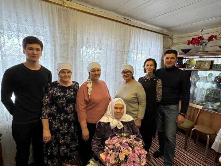 Кече Шыңар авылында яшәүче Фәйрүзә Галиәхмәтованы 90 Яшьлек юбилее белән тәбрикләделәр