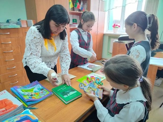 «Яшә, китап!»