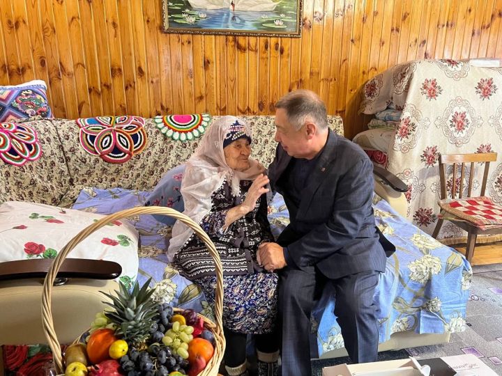 Йөз яшен түгәрәкләгән Рәхимә апа Шакирҗанова: «Аллаһы Тәгалә шуның кадәр гомер биргән икән – риза булып шөкер кылам»