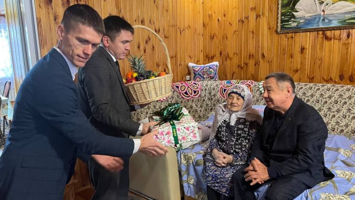 Йөз яшен түгәрәкләгән Рәхимә апа Шакирҗанова: «Аллаһы Тәгалә шуның кадәр гомер биргән икән – риза булып шөкер кылам»