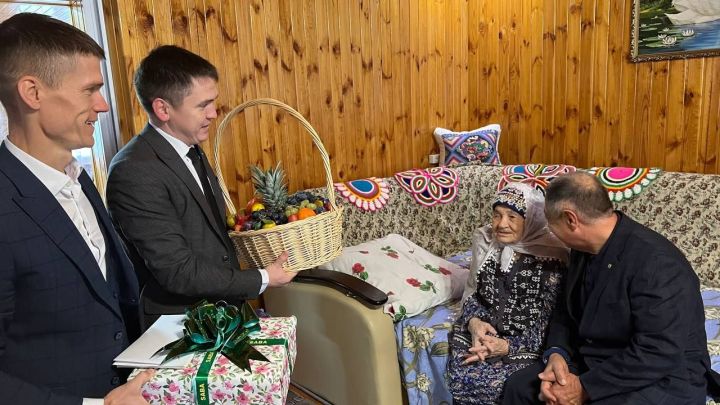 Йөз яшен түгәрәкләгән Рәхимә апа Шакирҗанова: «Аллаһы Тәгалә шуның кадәр гомер биргән икән – риза булып шөкер кылам»