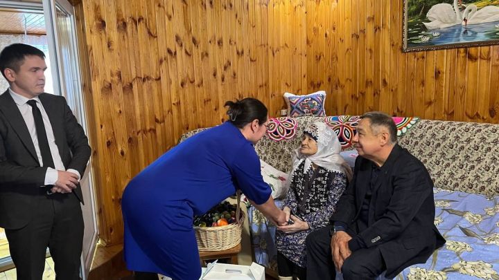 Йөз яшен түгәрәкләгән Рәхимә апа Шакирҗанова: «Аллаһы Тәгалә шуның кадәр гомер биргән икән – риза булып шөкер кылам»
