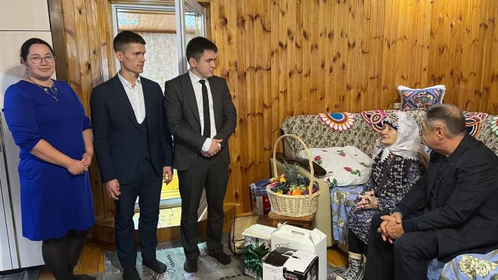 Йөз яшен түгәрәкләгән Рәхимә апа Шакирҗанова: «Аллаһы Тәгалә шуның кадәр гомер биргән икән – риза булып шөкер кылам»