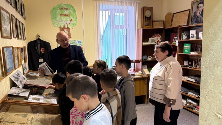 Редакциябезгә кунакка Саба,  Сатыш һәм Юлбат урта мәктәбе укучылары килде