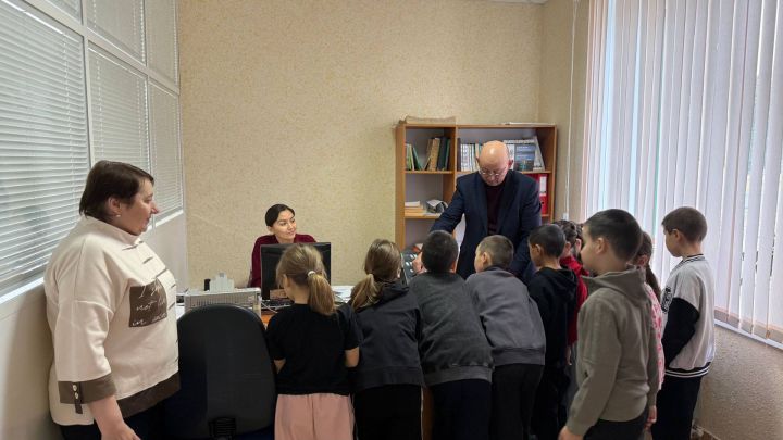 Редакциябезгә кунакка Саба,  Сатыш һәм Юлбат урта мәктәбе укучылары килде