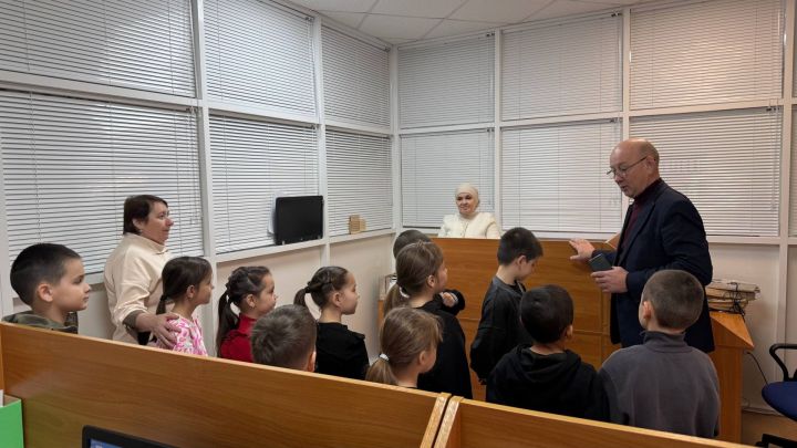 Редакциябезгә кунакка Саба,  Сатыш һәм Юлбат урта мәктәбе укучылары килде