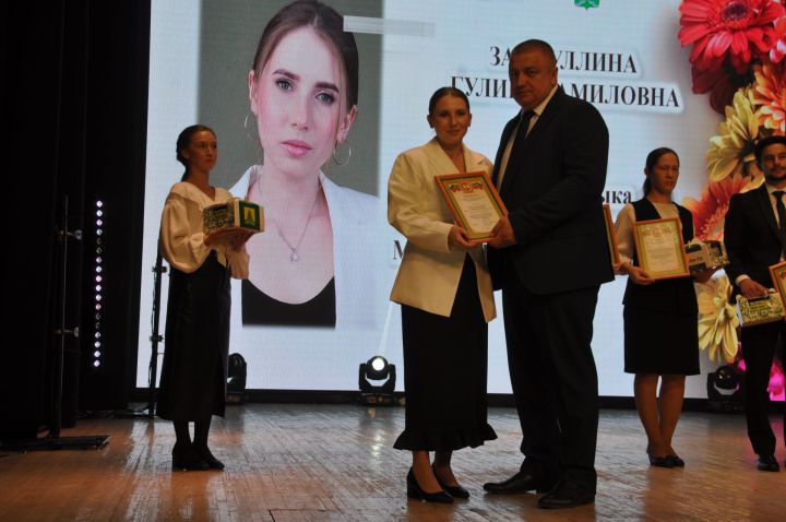 Укытучылар көне уңаеннан үткәрелгән бәйрәм чарасында 70кә якын мәгариф хезмәткәре сәхнә түренә чакырылып хөрмәтләнде